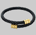 Brazalete con puños dorados